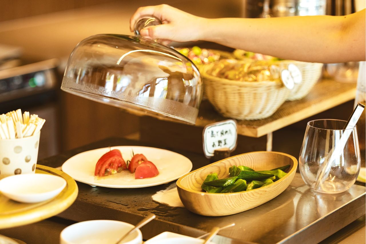 En el mostrador Hidamari, en el vestíbulo del hotel, se pueden degustar verduras y otros productos de la zona. (Fotografía de Etajimasou)