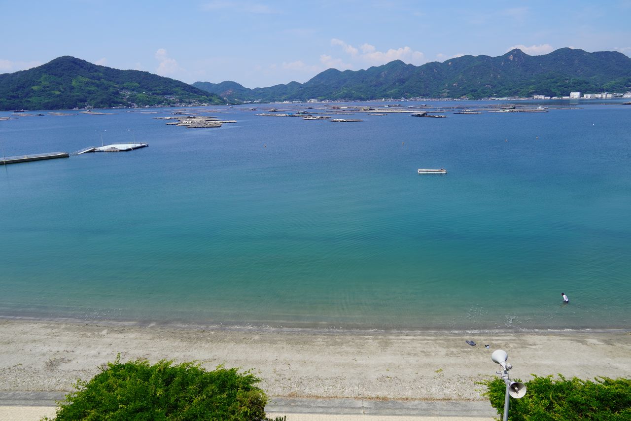 El mar interior de Seto frente al hotel es uno de los mayores criaderos de ostras de Japón. En sus aguas flotan balsas de cultivo de ostras.
