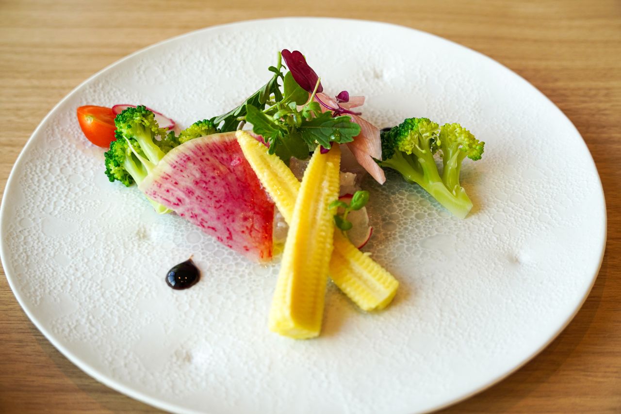 El menú del restaurante ofrece platos con verduras locales cosechadas cada mañana.