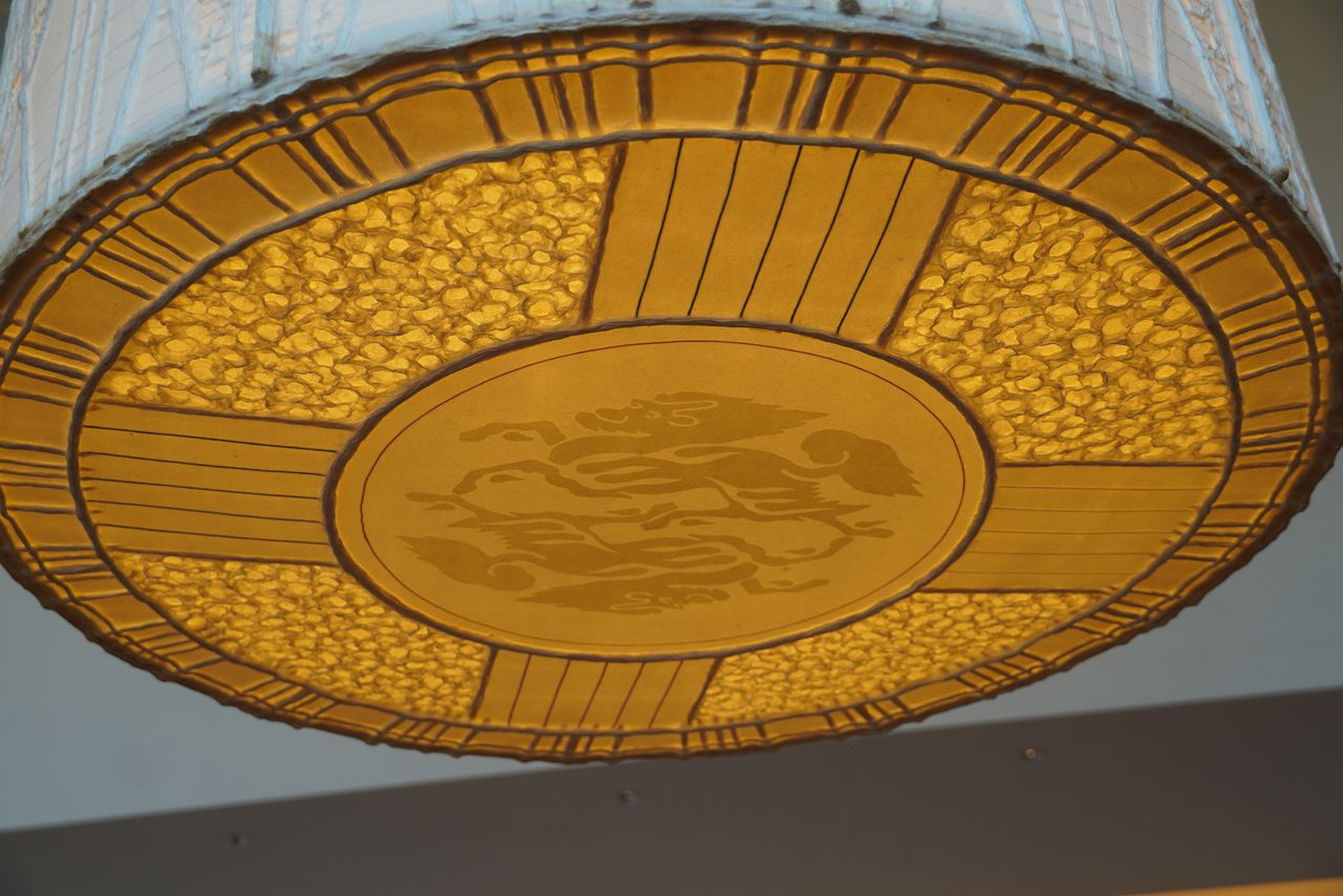 En la base de la columna de luz se encuentran las siluetas de los animales mitológicos kirin, muy parecidos al logo de la cervecera Kirin Beer.