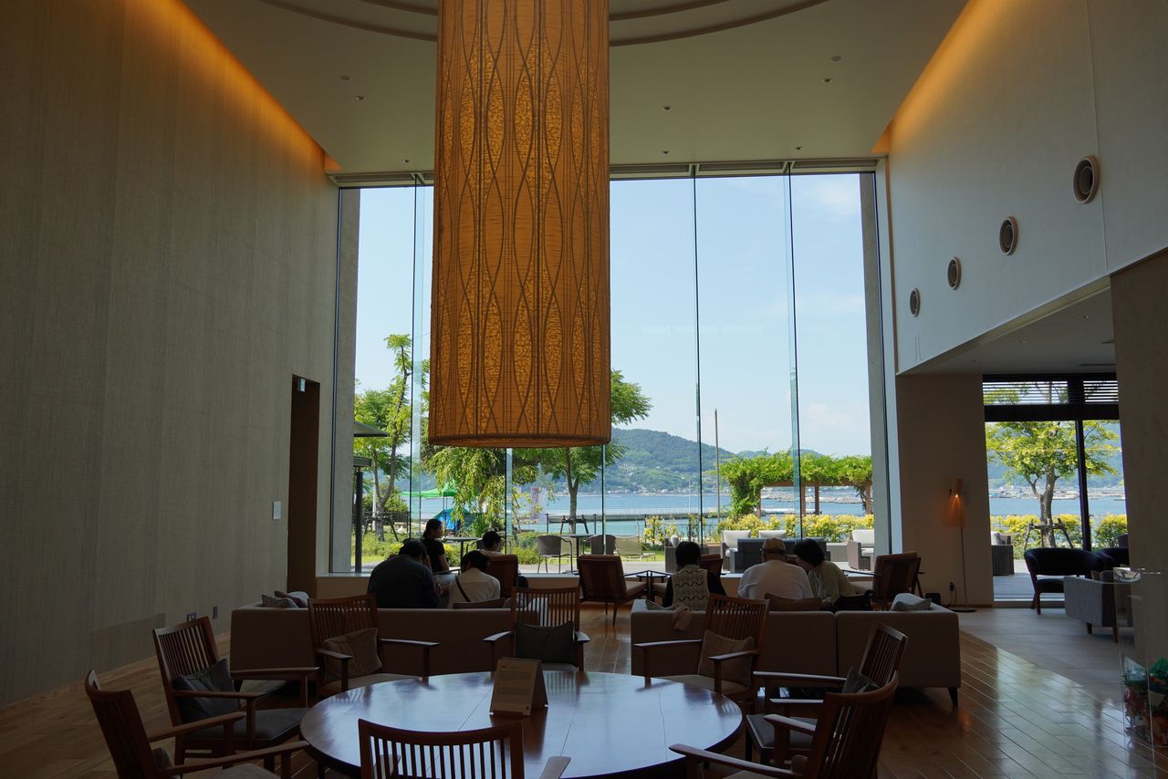 La obra Columna de luz, que cuelga del techo de la recepción del hotel Etajimasou. En todos los rincones del hotel hay obras de arte de la reconocida artista de papel japonés washi Horiki Eriko.