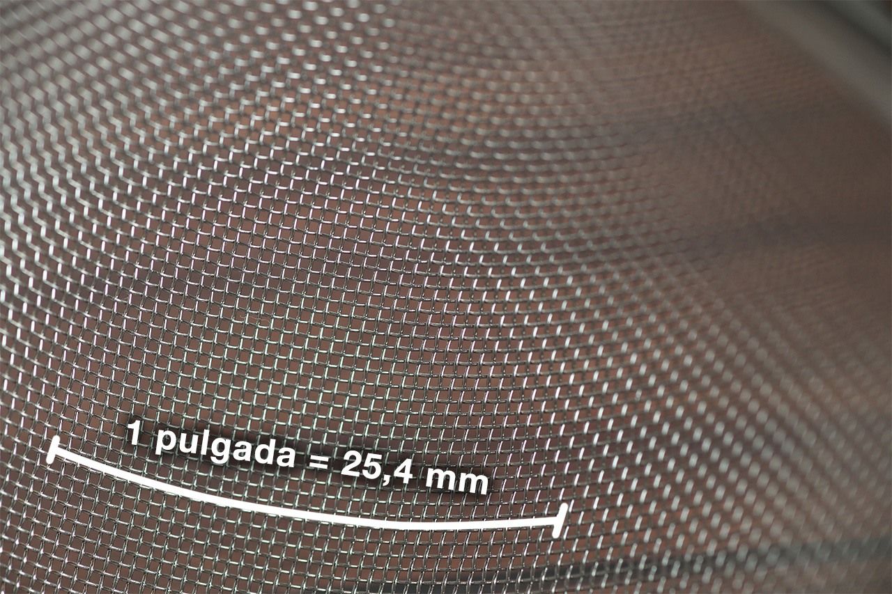 Las aberturas de un colador de malla 40, enlazadas a la perfección.