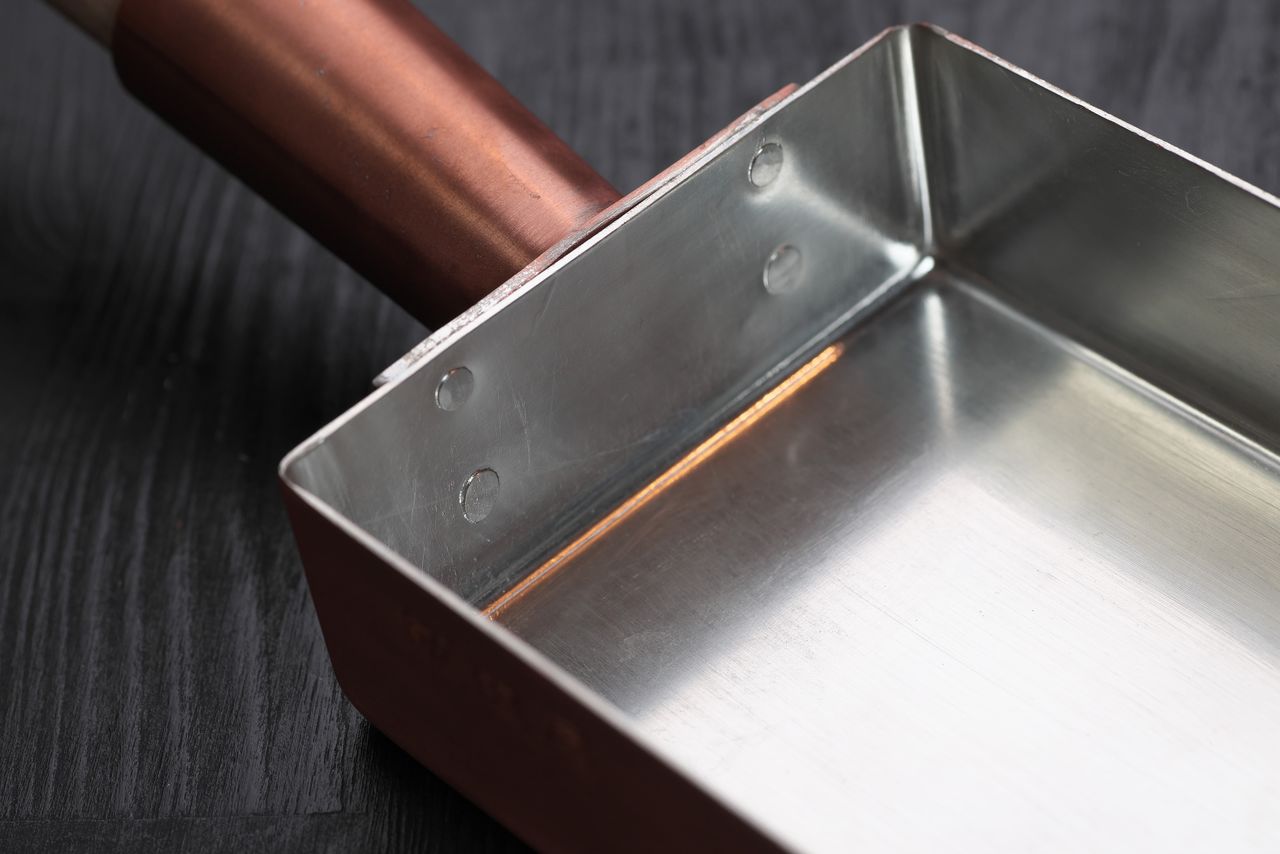 Sartén para hacer tamagoyaki exclusiva de Iidaya. Fabricada en cobre, se pueden echar en ella, de una sola vez, hasta cuatro huevos batidos.
