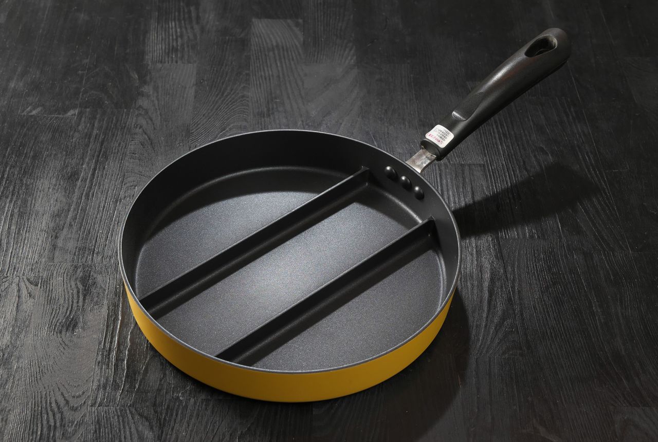 Sartén con una sección central para hacer tamagoyaki. Con un huevo se puede preparar una tortilla que tenga el grosor perfecto para el bentō.
