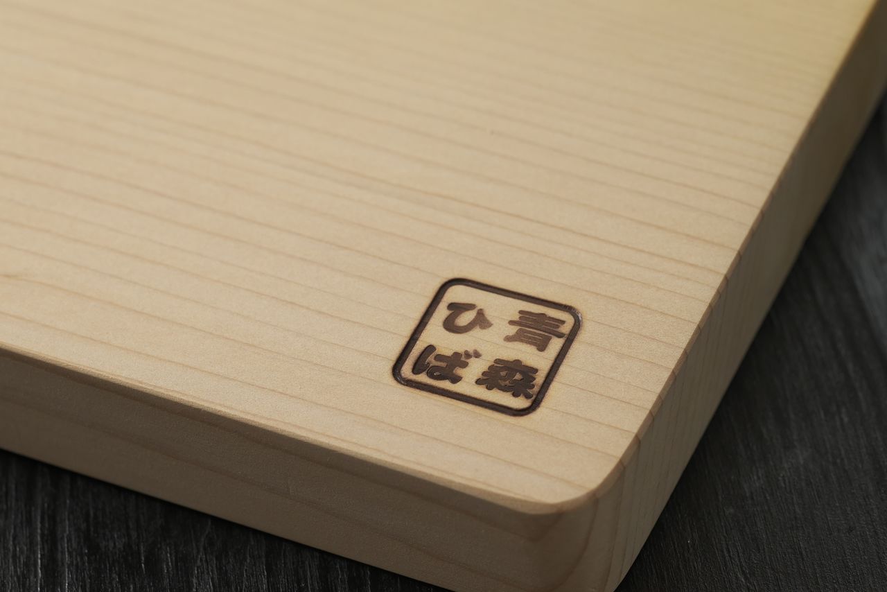 Tabla de cocina de hiba de Aomori. La superficie es tan resbaladiza como la de los modelos de resina.
