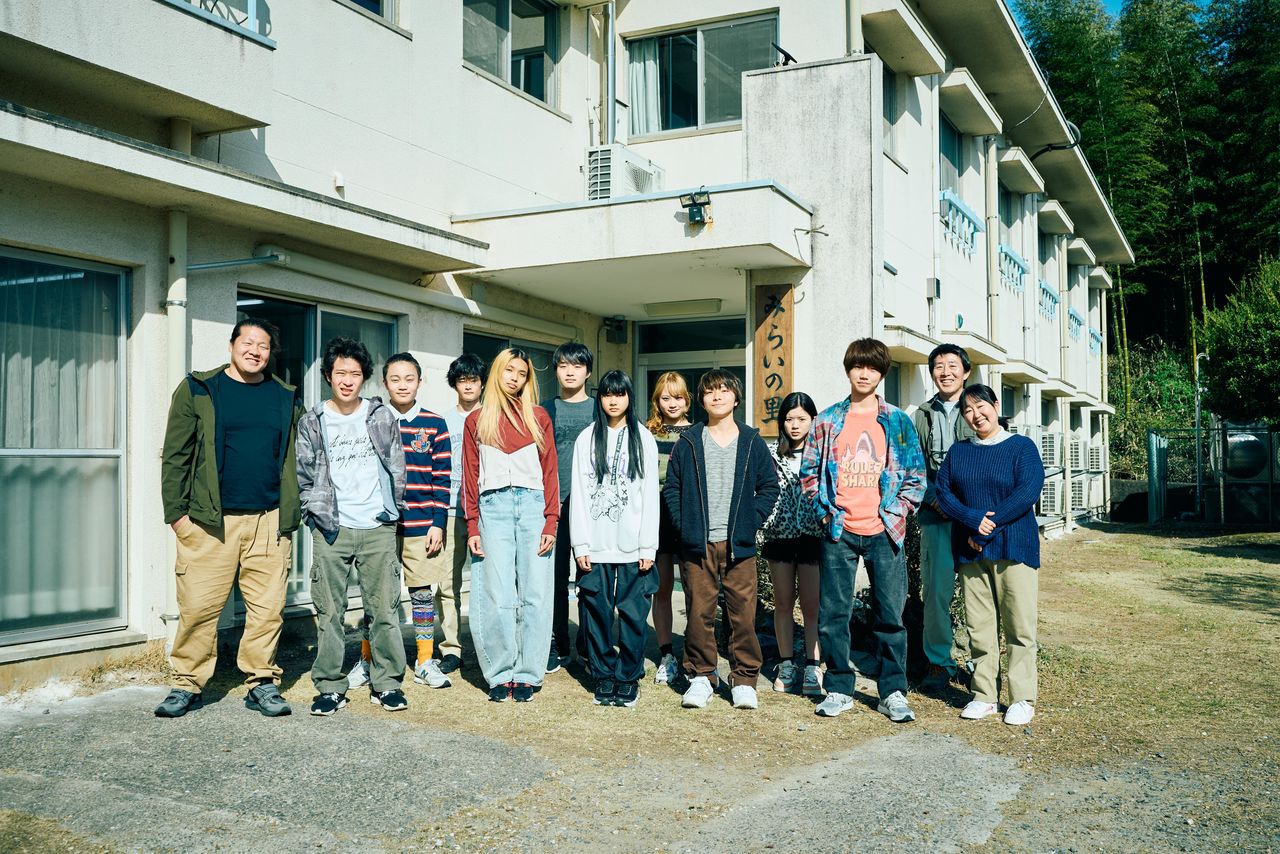 Mirai no Sato es la residencia en la que Nishi (Ichinose, a la izquierda) trabaja como director. (© 2026 N.R.E.)