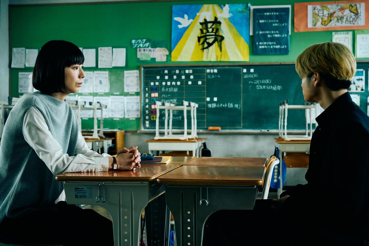 Fuyuko (Kaho), la tutora, no da abasto con Yū (Wada Iori, a la derecha), que acaba de volver del centro de evaluación. Pero en su clase hay un alumno problemático aún peor. (© 2026 N.R.E.)