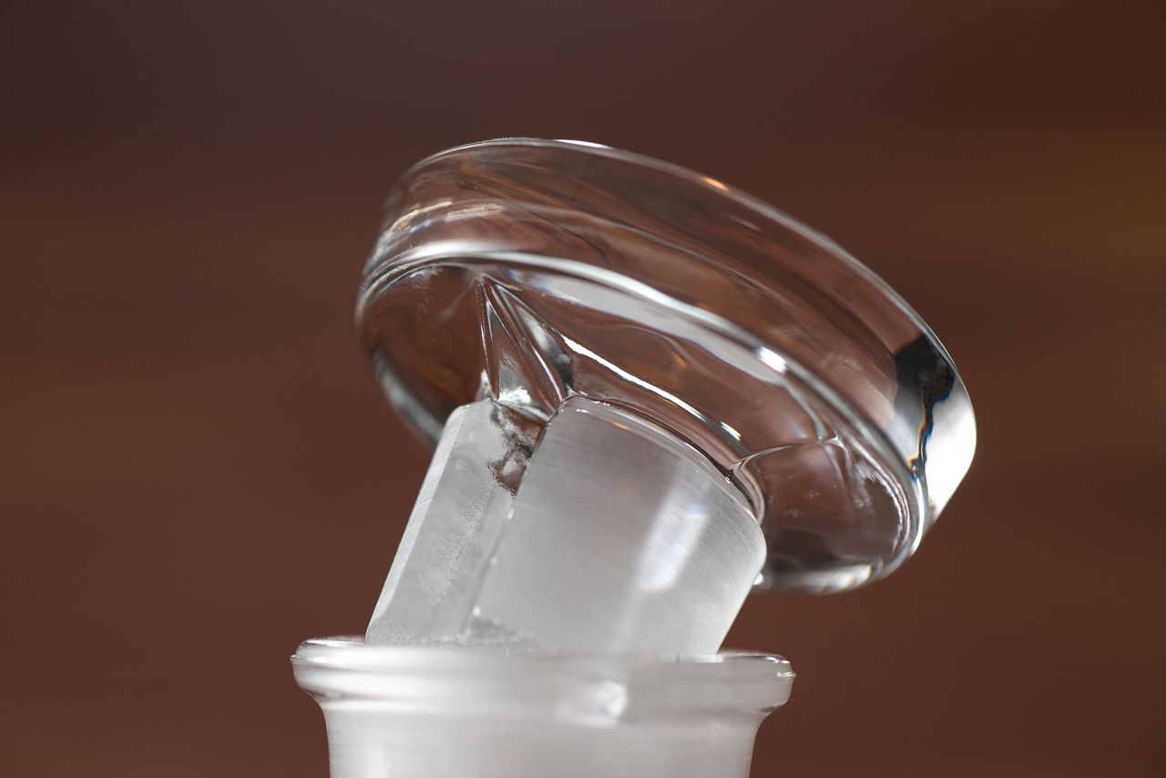 Dispensador de salsa de soja que combina a la perfección un diseño original con las técnicas propias de la artesanía tradicional. Tiene mucho éxito como recuerdo de viaje.