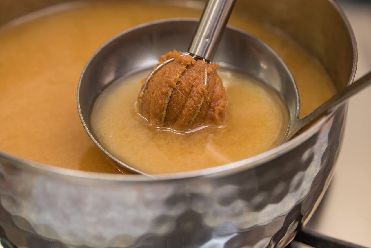 El batidor permite preparar una sopa de miso que sepa perfecta y esté equilibrada: ni demasiado salada ni insípida. (Pixta)
