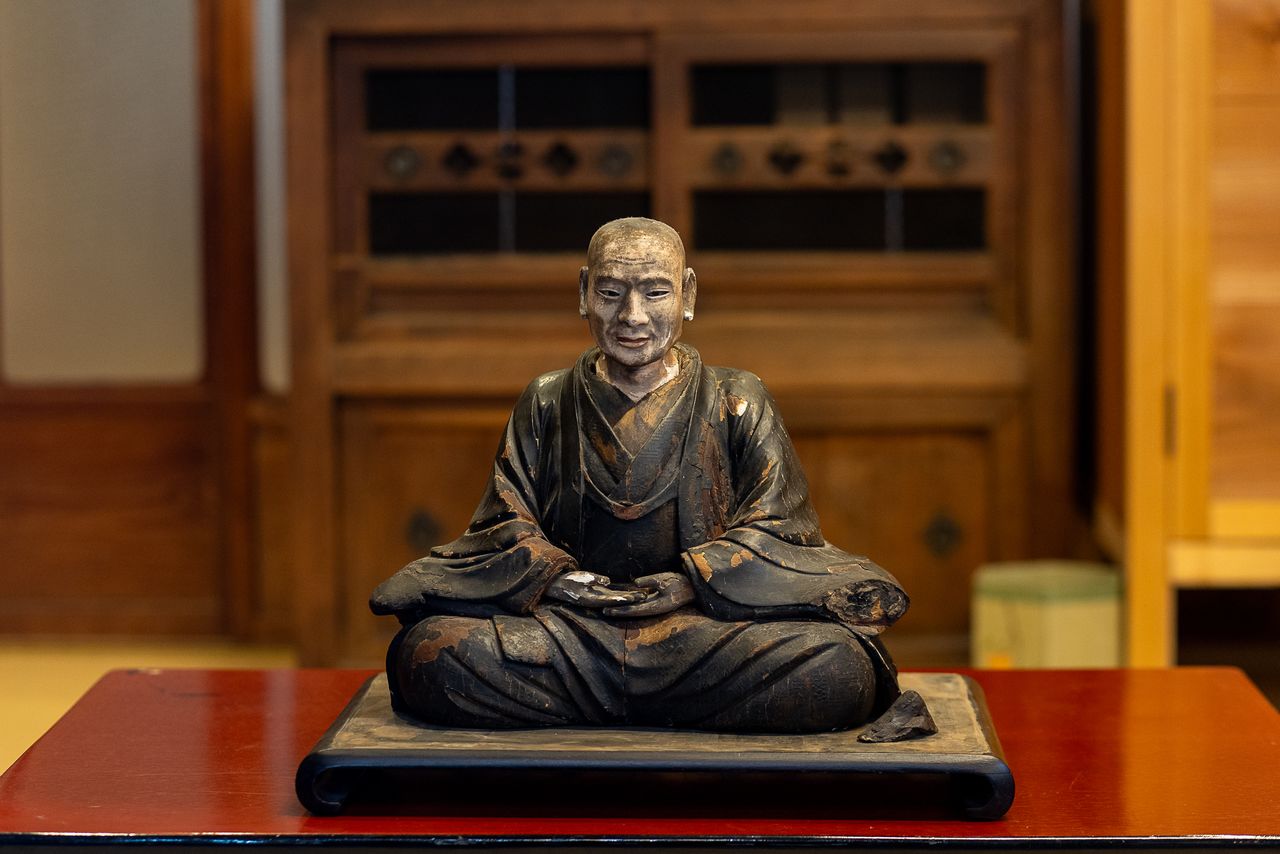 Estatua de Uchida Kinnori, actualmente en proceso de restauración. (Cortesía del tempio Myōkō-ji)