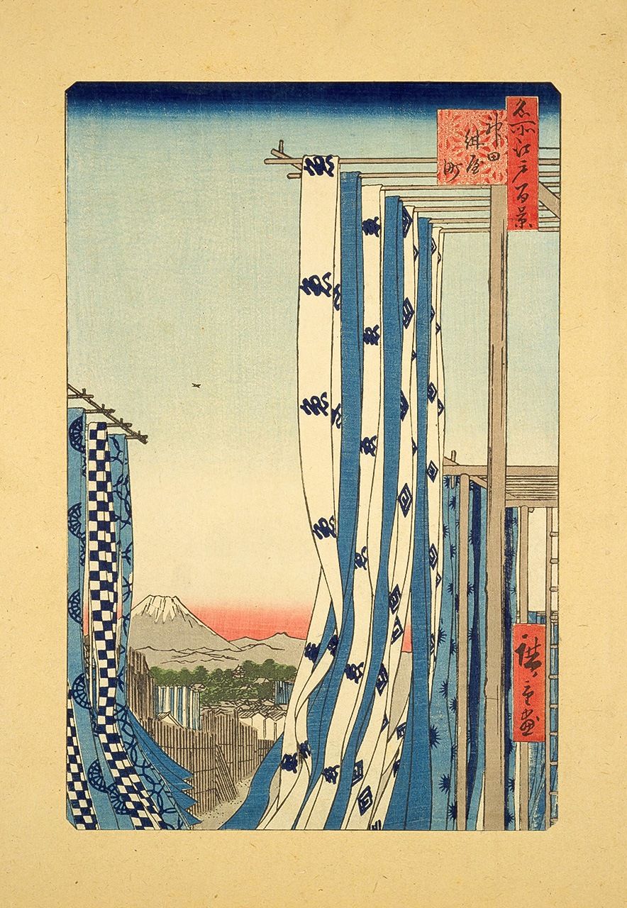 Paisaje de Kanda-Kon’yachō representado por Hiroshige, con paños tenugui recién teñidos secándose al sol. Meisho Edo hyakkei: Kanda Konyachō (“Cien famosas vistas de Edo: Kanda-Kon’yachō”). (Imagen cortesía de la Colección de la Biblioteca Nacional de la Dieta)
