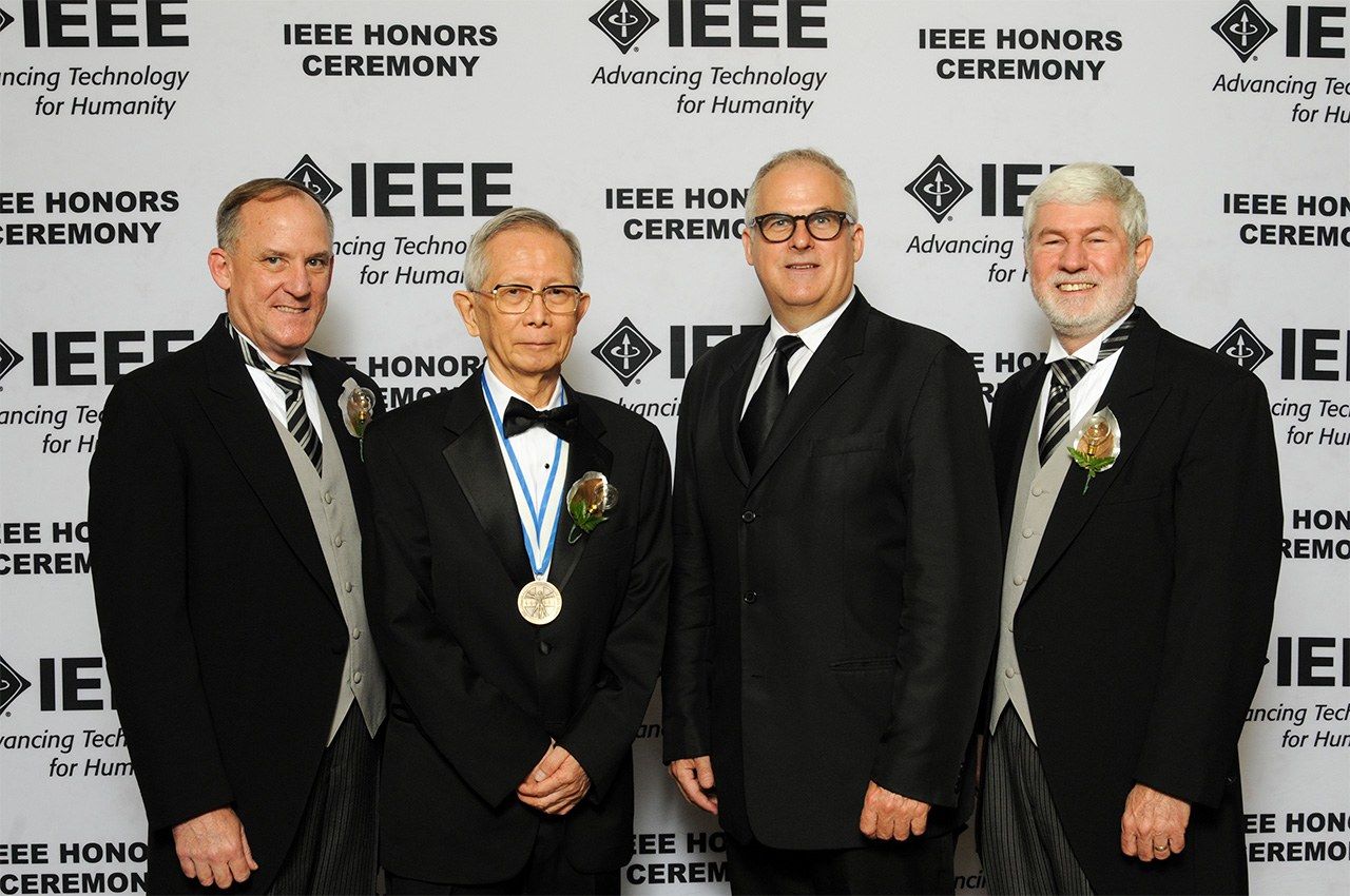 Aoyagi en la ceremonia de entrega de premios del Instituto de Ingenieros Eléctricos y Electrónicos de Estados Unidos, en 2015.