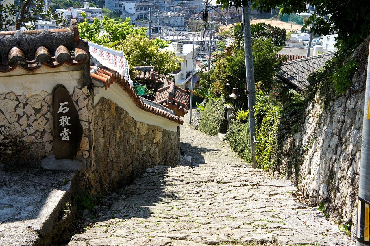 A la izquierda, una piedra con la inscripción sekikantō, con la que se conjuran los malos espíritus, siguiendo la creencia china. Se coloca en cruces y bifurcaciones de caminos. (Fotografía del autor del texto.)
