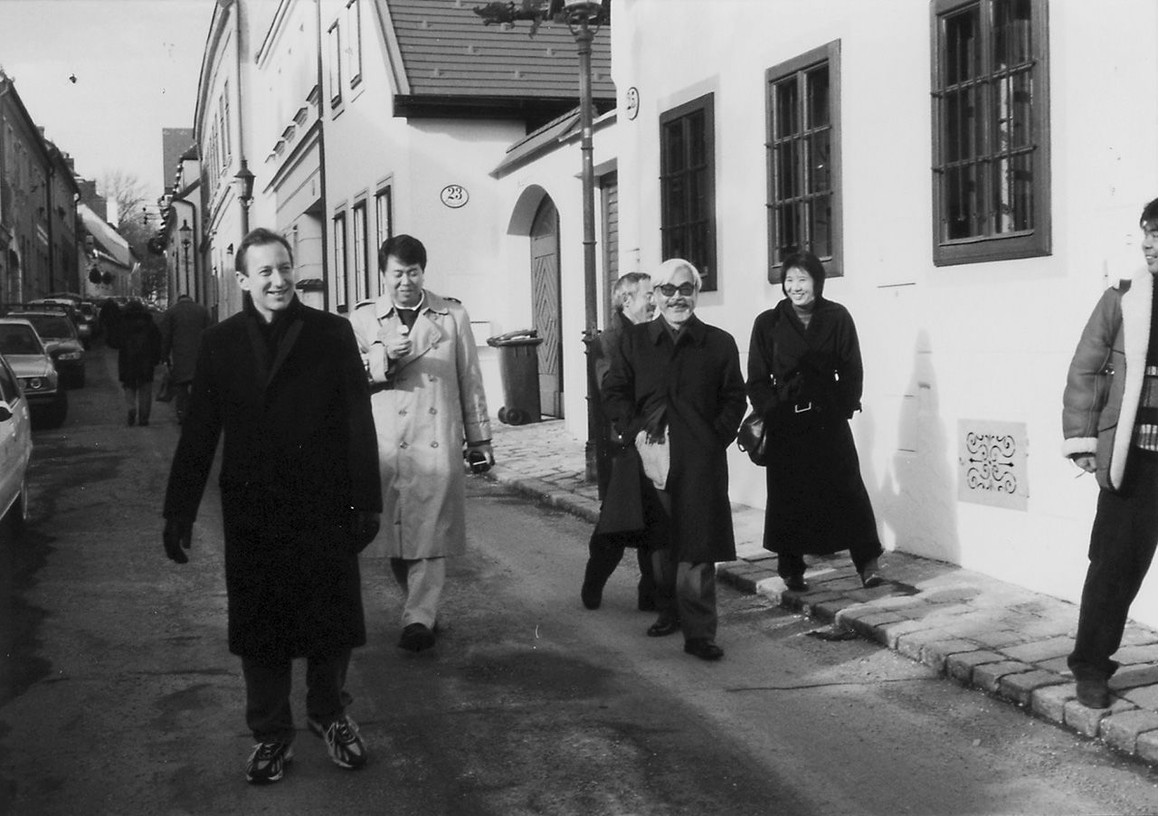 Steve Alpert (izquierda) con Miyazaki Hayao (cuarto desde la izquierda) y Suzuki Toshio (tercero desde la izquierda) en Viena en 1998 antes de que Mononoke hime apareciera fuera de competición en el Festival Internacional de Cine de Berlín. (Imagen cortesía de Steve Alpert)