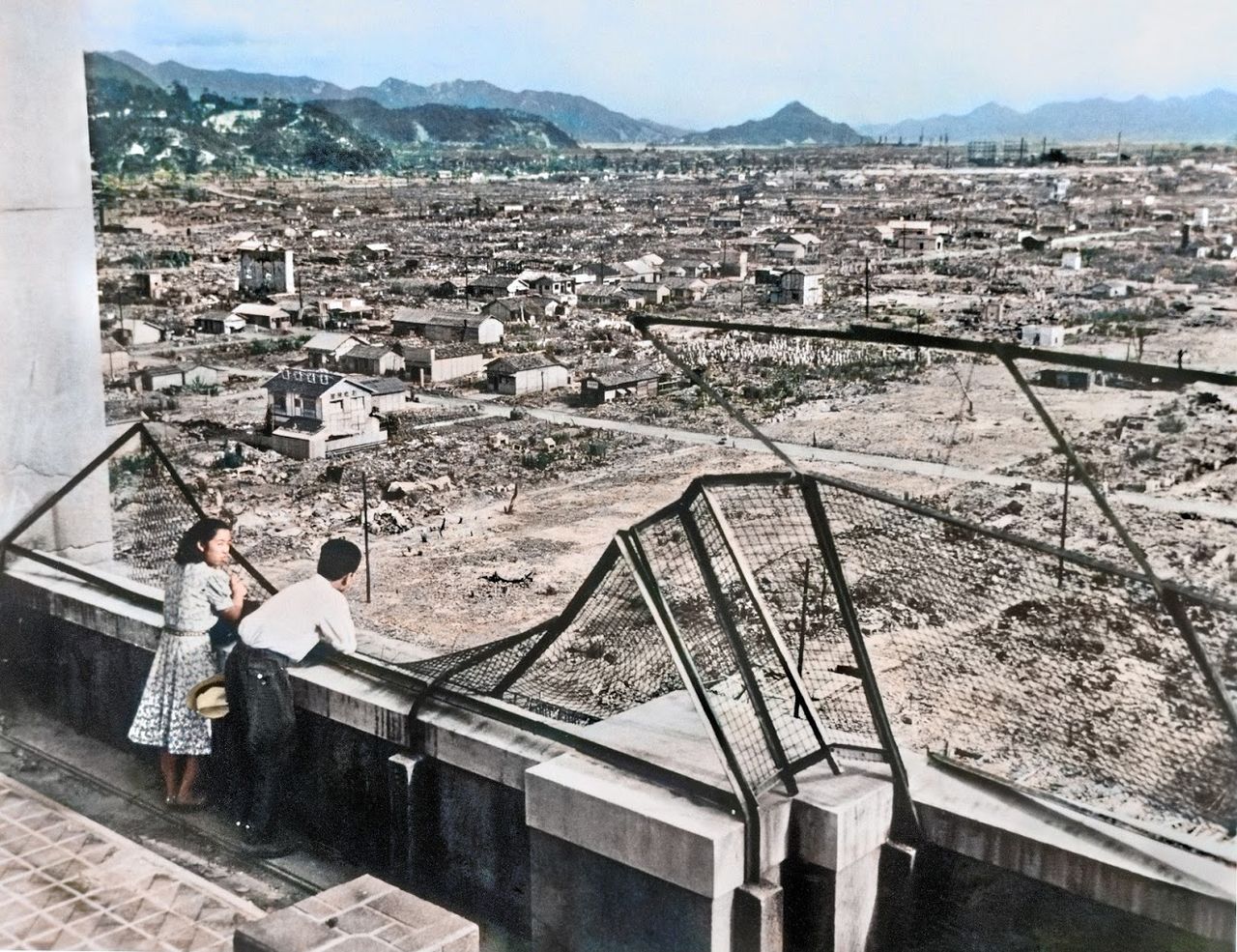 Versión corregida de la fotografía anterior, proyecto Kioku no Kaitō (“El deshielo de la memoria”), de Niwata Anju. La corrección se hizo a partir del testimonio de Kawaue Kiyoshi, que aparece junto a su futura esposa.