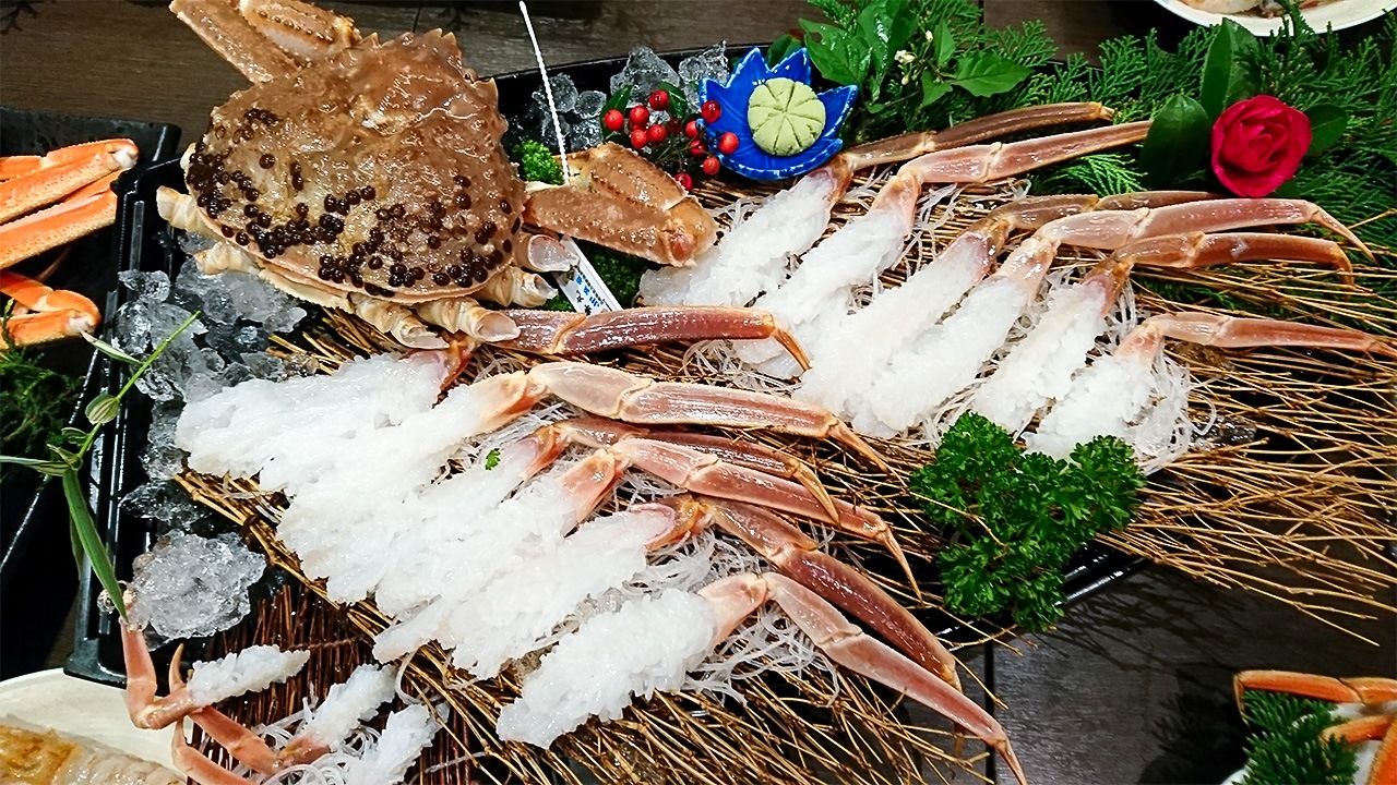 Sashimi de cangrejo de las nieves. La carne de este crustáceo tiene un dulzor especial del que es difícil hastiarse (fotografía de la autora).