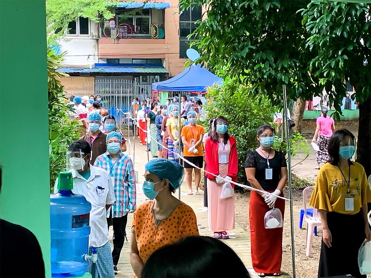 Los votantes se alinean temprano en la mañana de manera ordenada como medida de prevención ante el nuevo coronavirus. (Fotografía cortesía de la Fundación Nippon)