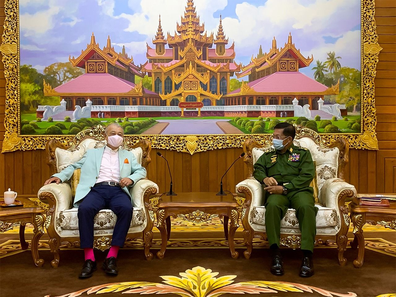 El representante Sasakawa se reúne con el Comandante Supremo del Ejército Nacional Min Aung Hlaing (derecha). (Fotografía cortesía de la Fundación Nippon)
