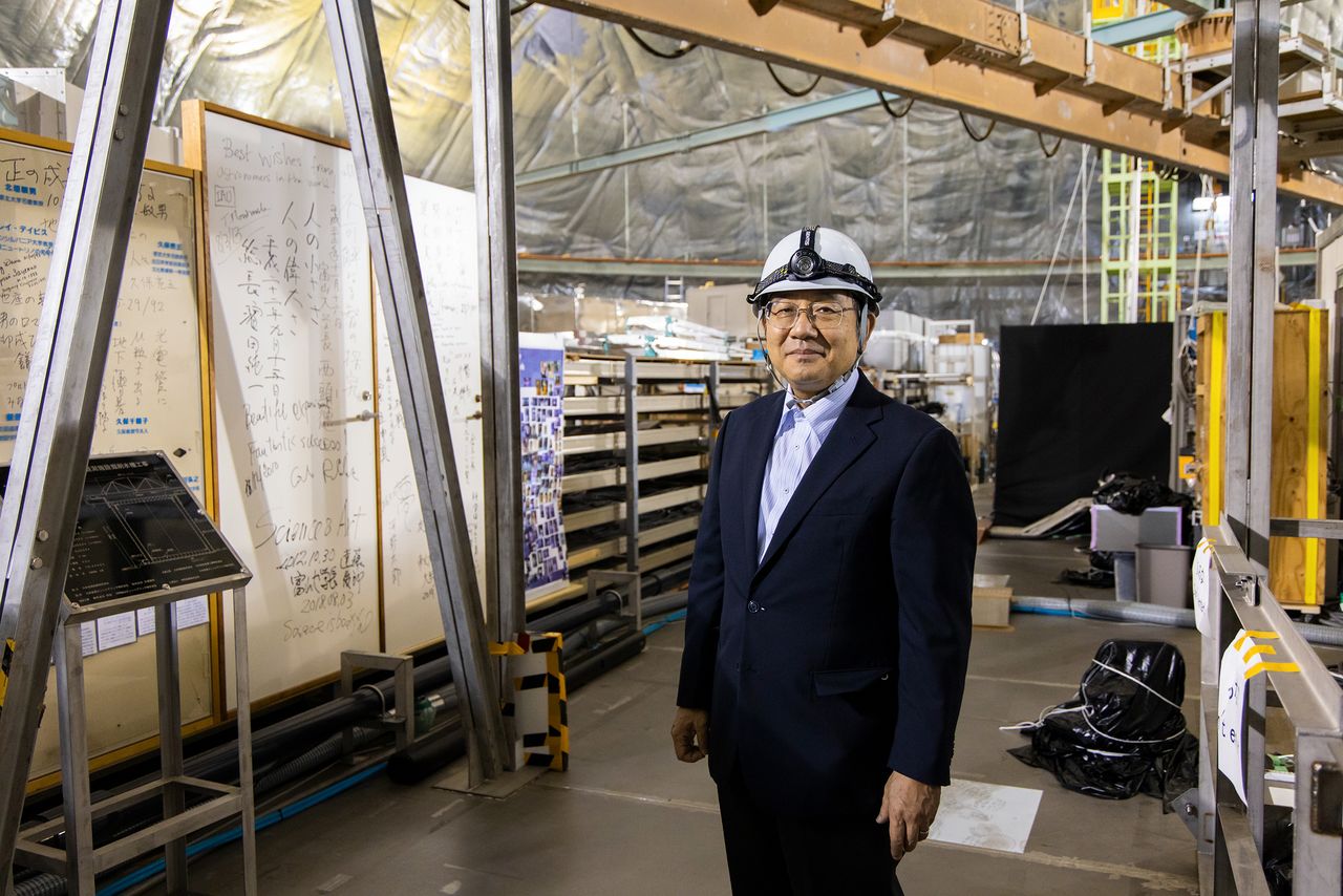 El profesor Nakahata nos muestra el interior del Super-Kamiokande. Debajo de donde posa para la fotografía hay un depósito de agua gigantesco.