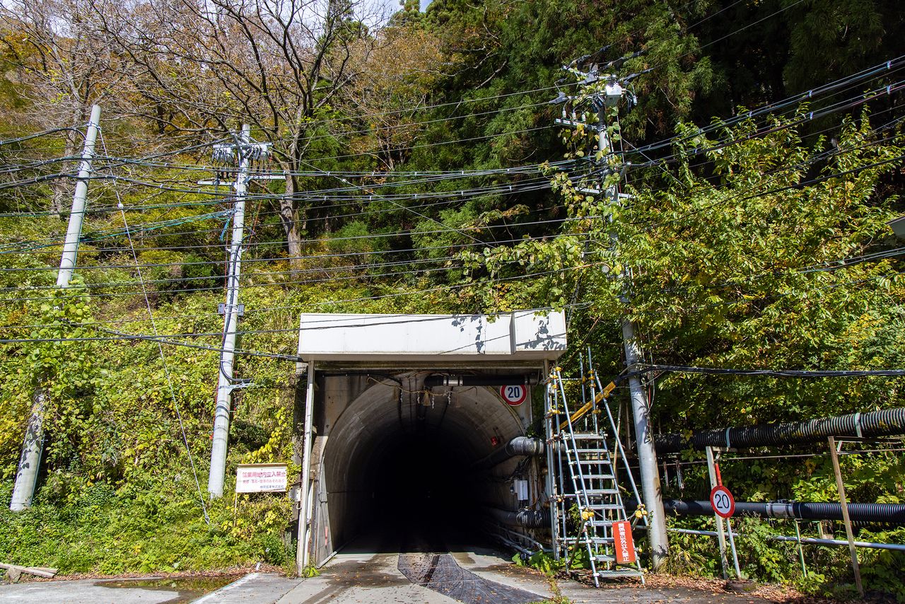 Túnel que atraviesa el monte Ikenoyama y lleva al Super-Kamiokande.