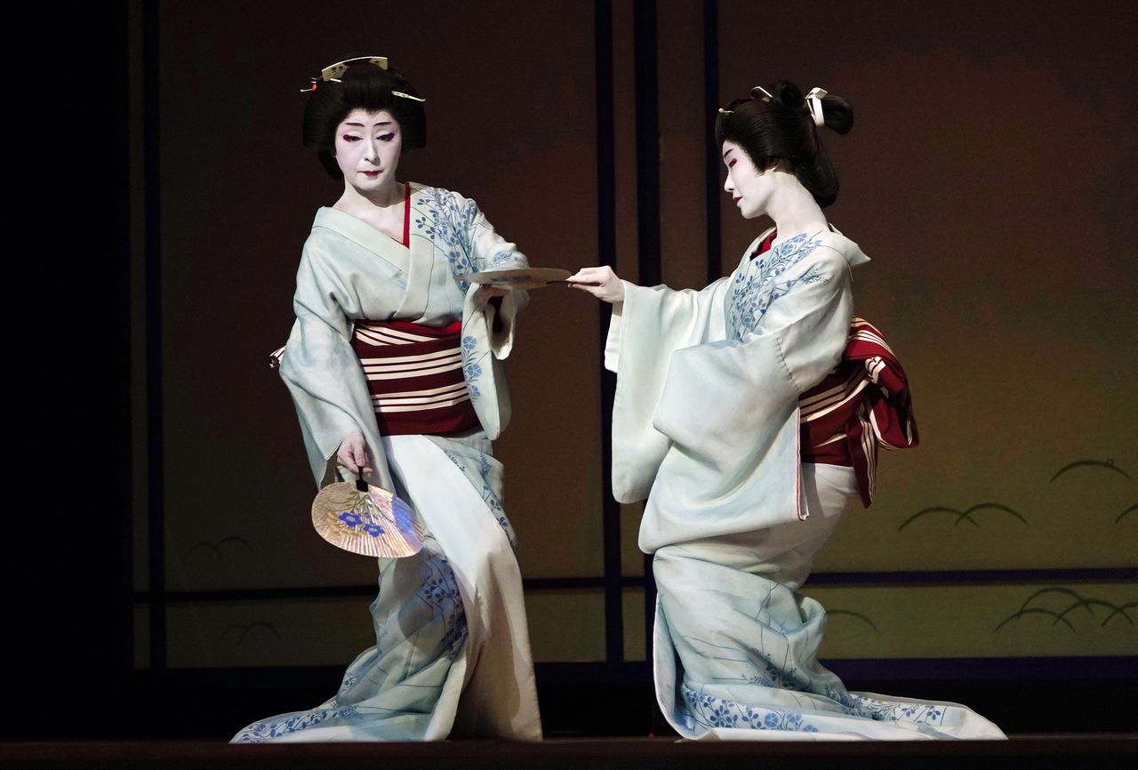 El Nihon buyō no se hubiera desarrollado sin las geishas. La fotografía capta un instante de los ensayos en la víspera del recital Azuma Odori, que se interpreta en el Shinbashi Enbujō. (Mayo de 2019, Jiji Press.)