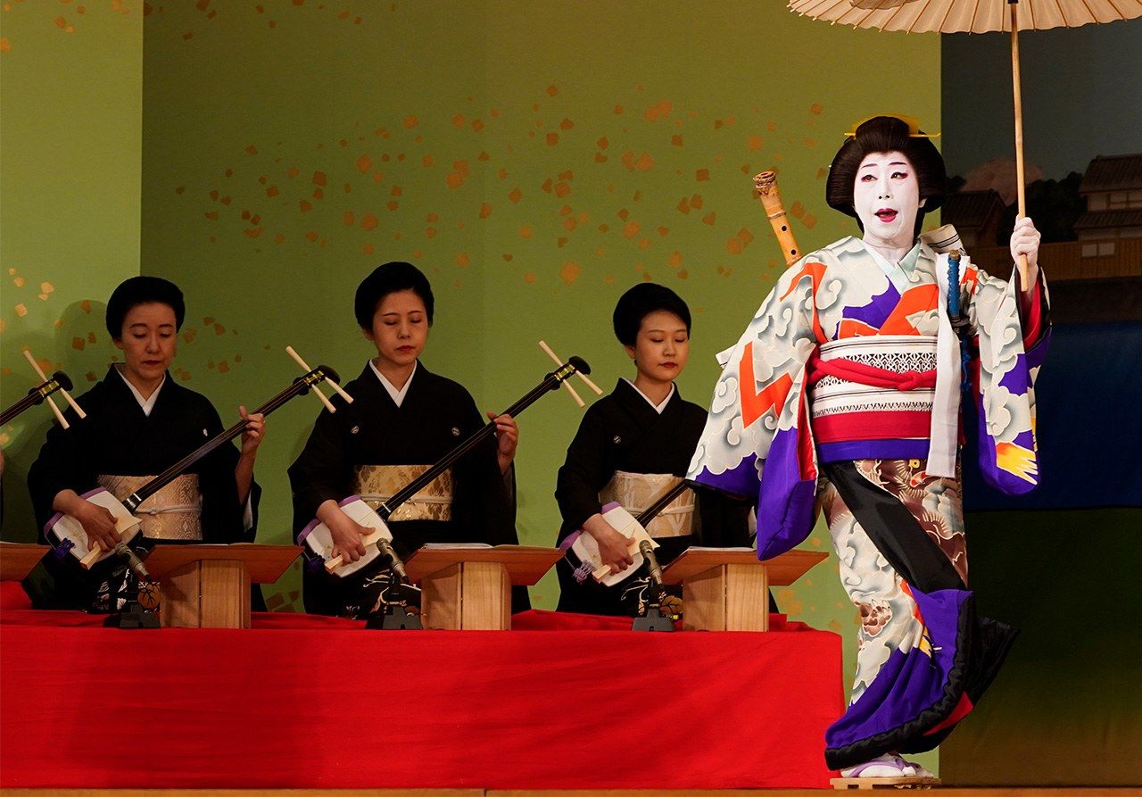Las geishas han contribuido enormemente a la conservación y la transmisión de la música de shamisen. La fotografía capta un instante de los ensayos en la víspera del recital Azuma Odori, que se interpreta en el Shinbashi Enbujō. (Mayo de 2019, Jiji Press.)