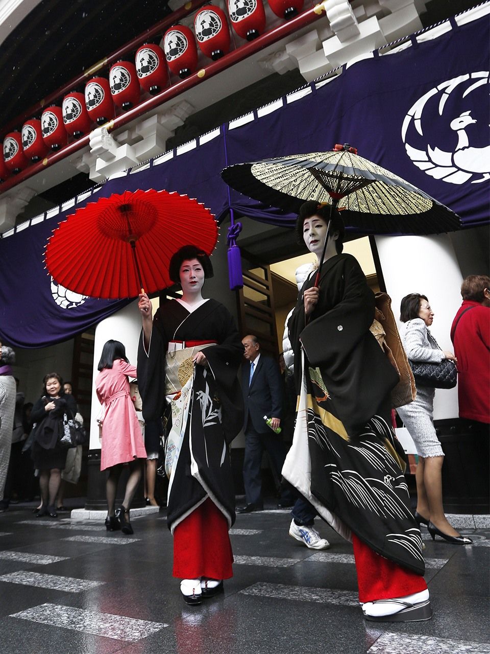 Geishas de Shinbashi aportando color a la inauguración del nuevo teatro Kabuki-za. (Abril de 2013, Jiji Press.)