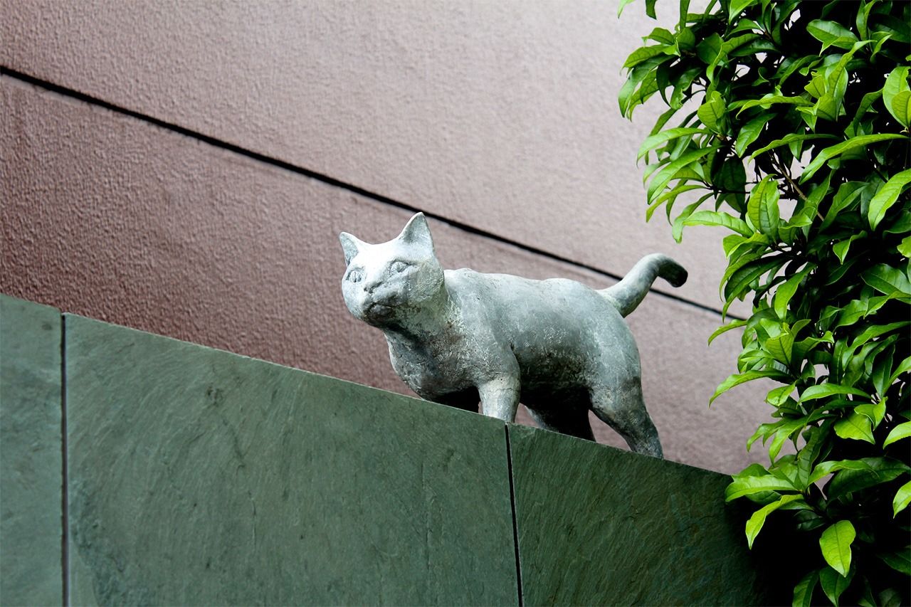 Una estatua de un gato merodea por el sitio de la antigua residencia de Natsume Sōseki en Bunkyō, Tokio. (© Pixta)