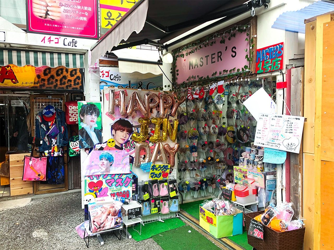 Por doquier hay tiendas especializadas en los idols coreanos de moda (imagen del autor).