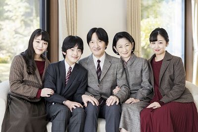 Los príncipes Akishino con sus tres hijos en una fotografía publicada en el sito web de la Agencia de la Casa Imperial.