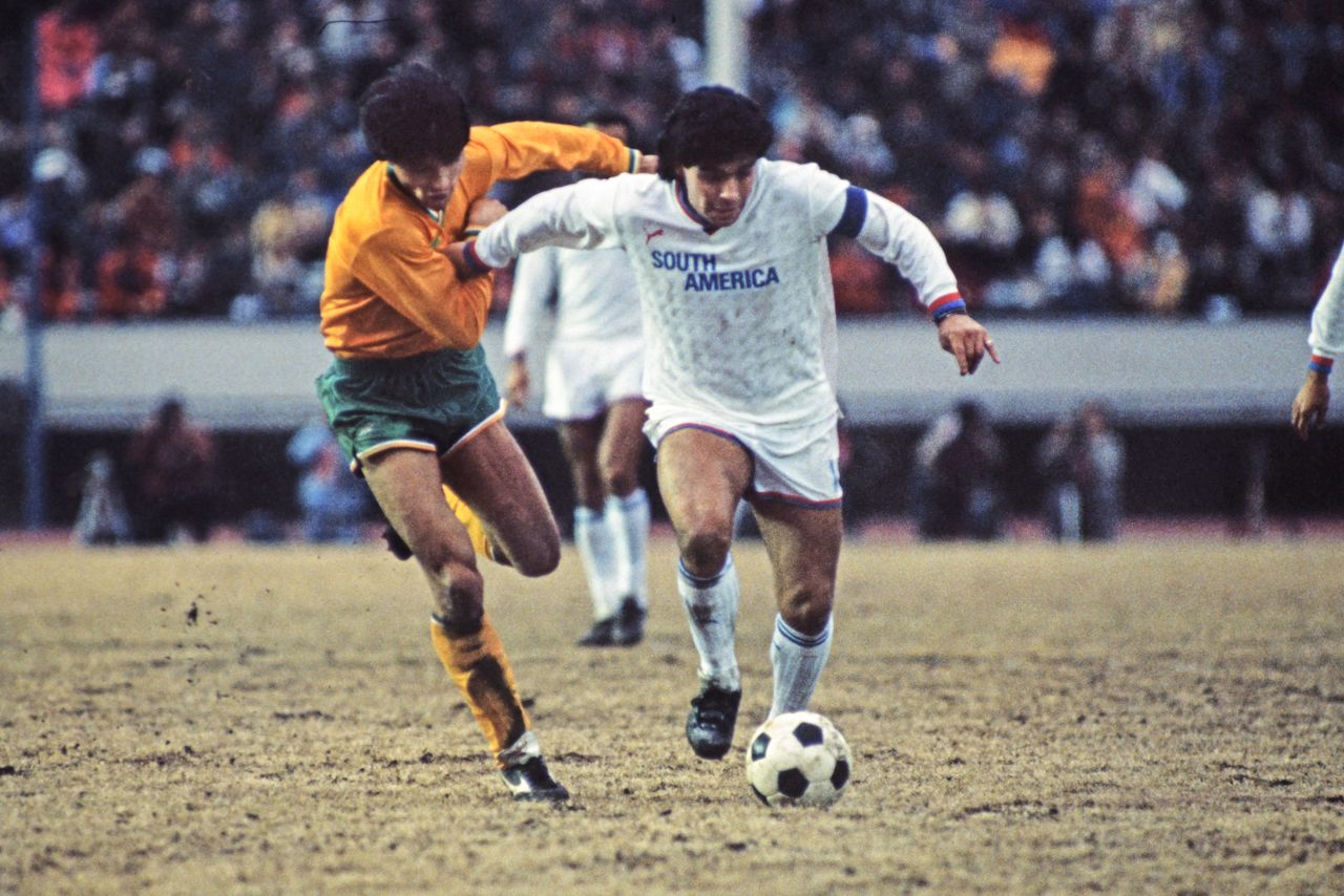 El 24 de enero de 1987 Maradona jugó con la selección suramericana que se enfrentó a la selección de la liga japonesa en el partido del Xerox Super Soccer, en el Estadio Nacional de Japón. (Jiji Press)