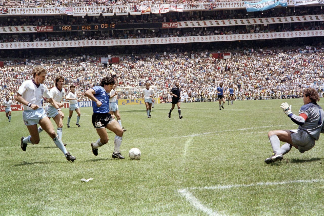 El mítico gol de la final contra Inglaterra en la Copa del Mundo de 1986, en que Maradona esquivó a cinco jugadores. (AFP-Jiji Press)