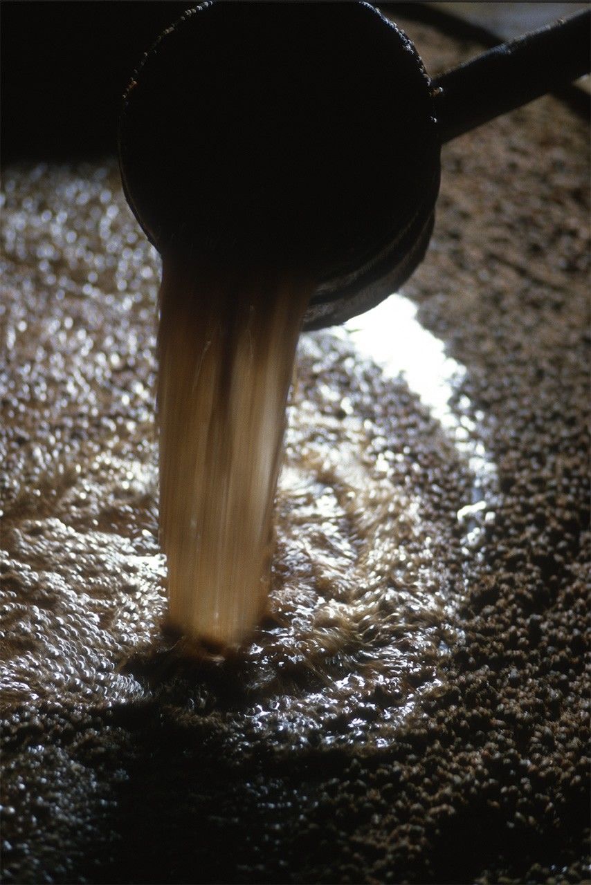 Para evitar que la superficie del moromi se seque, se les añade agua con sal a los barreños dos veces al día (por la mañana y por la noche) durante los dos meses siguientes al comienzo de la preparación.