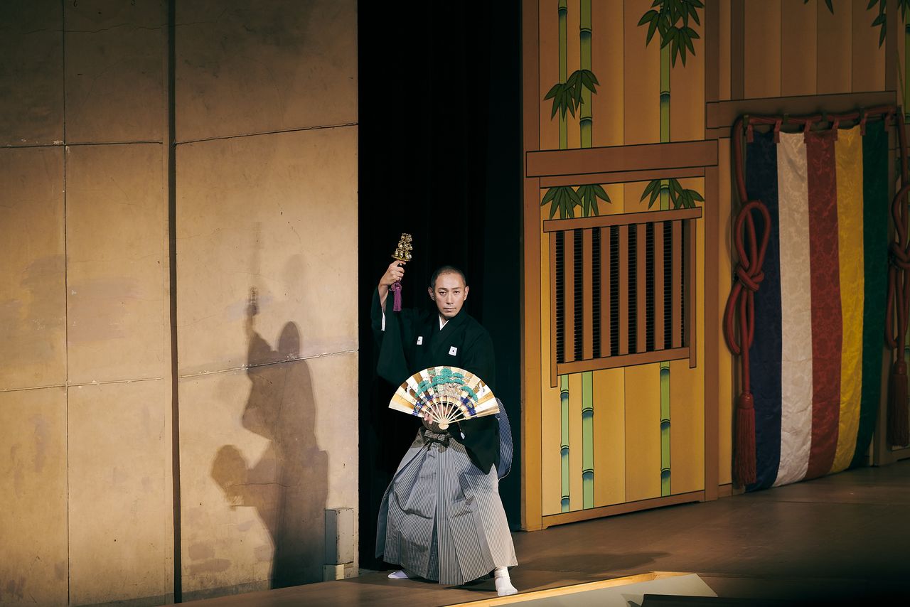 Escena de Kotobuki Shiki Sanbasō (Danza ceremonial de Sanbasō), una obra que se representa para rogar por la estabilidad, la paz y las buenas cosechas. Se incluyó en el repertorio de Koten e no izanai (Invitación a los clásicos) para pedir la recuperación de la pandemia.