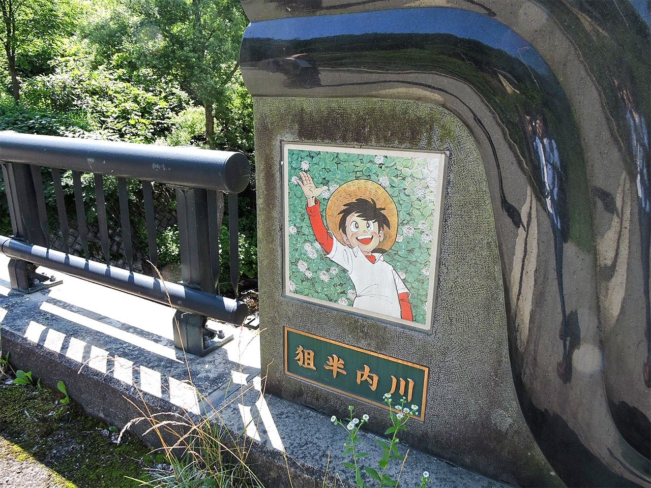 Un relieve de Sanpei el pescador decora un puente sobre el río Saruhannai en la ciudad natal de Yaguchi Takao. (Agosto de 2017, Saruhannai, Masudamachi, ciudad de Yokote).