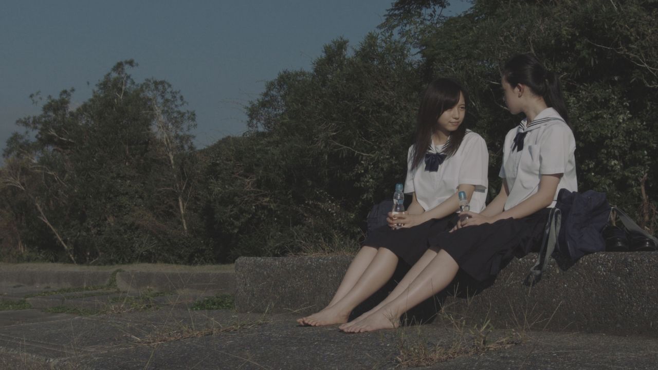 Hyōryū posuto. Sonomi, la protagonista (izquierda, Nakao Yurine), en un flashback a su época de estudiante de secundaria, con su amiga Kyōko (Kamioka Miki) ©Kento Shimizu