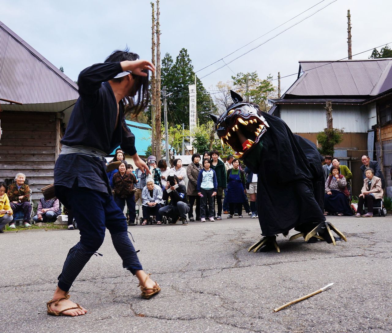 Recreación de la historia de Ushiki Kichijūrō, que en el período Edo mató a un nekomata. Aunque la representación de la fotografía corresponde a un festival de primavera que tuvo lugar en la aldea de Nakanomata en mayo de 2012, la han repetido en ocasiones posteriores (imagen cortesía de la organización sin ánimo de lucro Kamiechigo Yamazato Fan Club).  