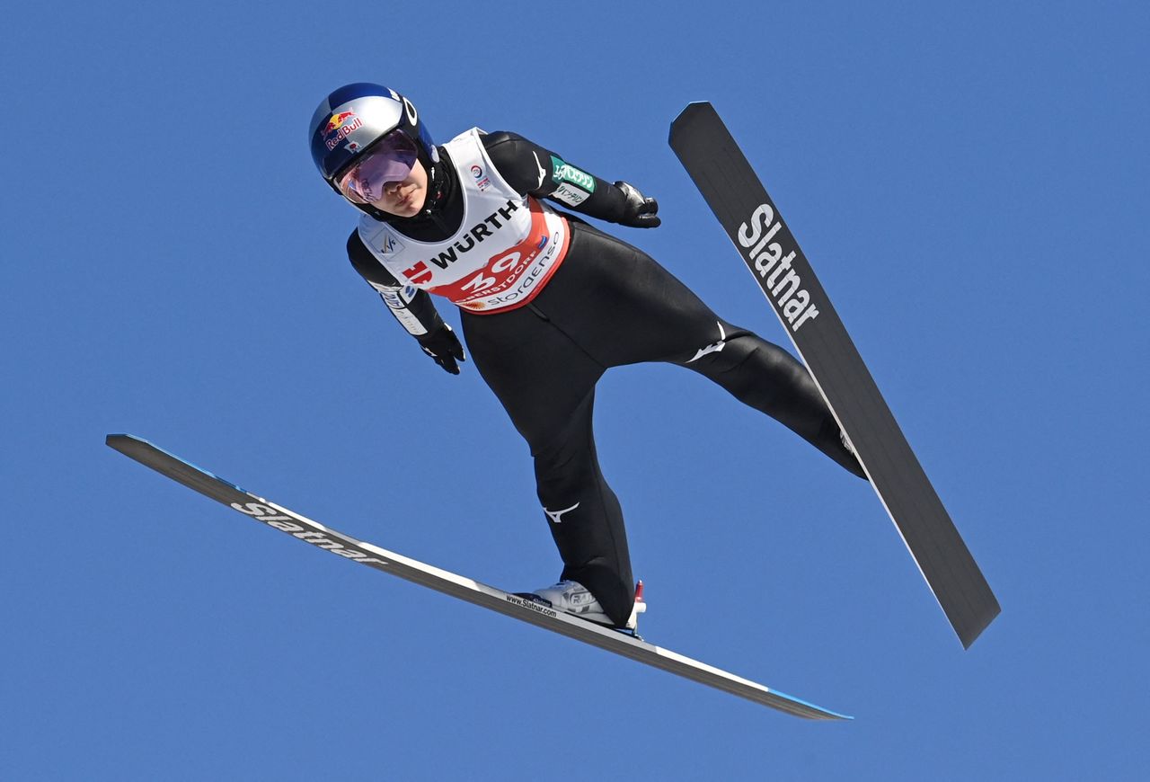 Takanashi Sara en el salto del 25 de febrero de 2021 que le valió el bronce en el Campeonato Mundial de Esquí Nórdico, una medalla que recibió con cara de circunstancias. (Jiji Press)