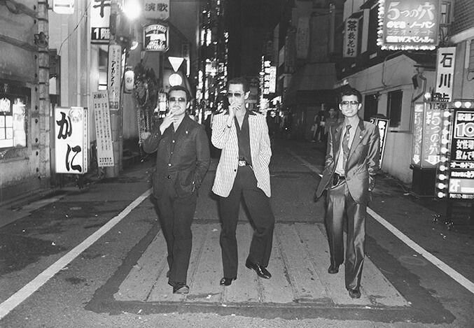 Tres miembros de la yakuza se pasean por las calles de Kabukichō, Shinjuku, en 1971. Whiting ha estudiado en profundidad a los gánsteres que dominan el submundo de Tokio. (© Katsumi Watanabe/Andrew Roth Gallery)