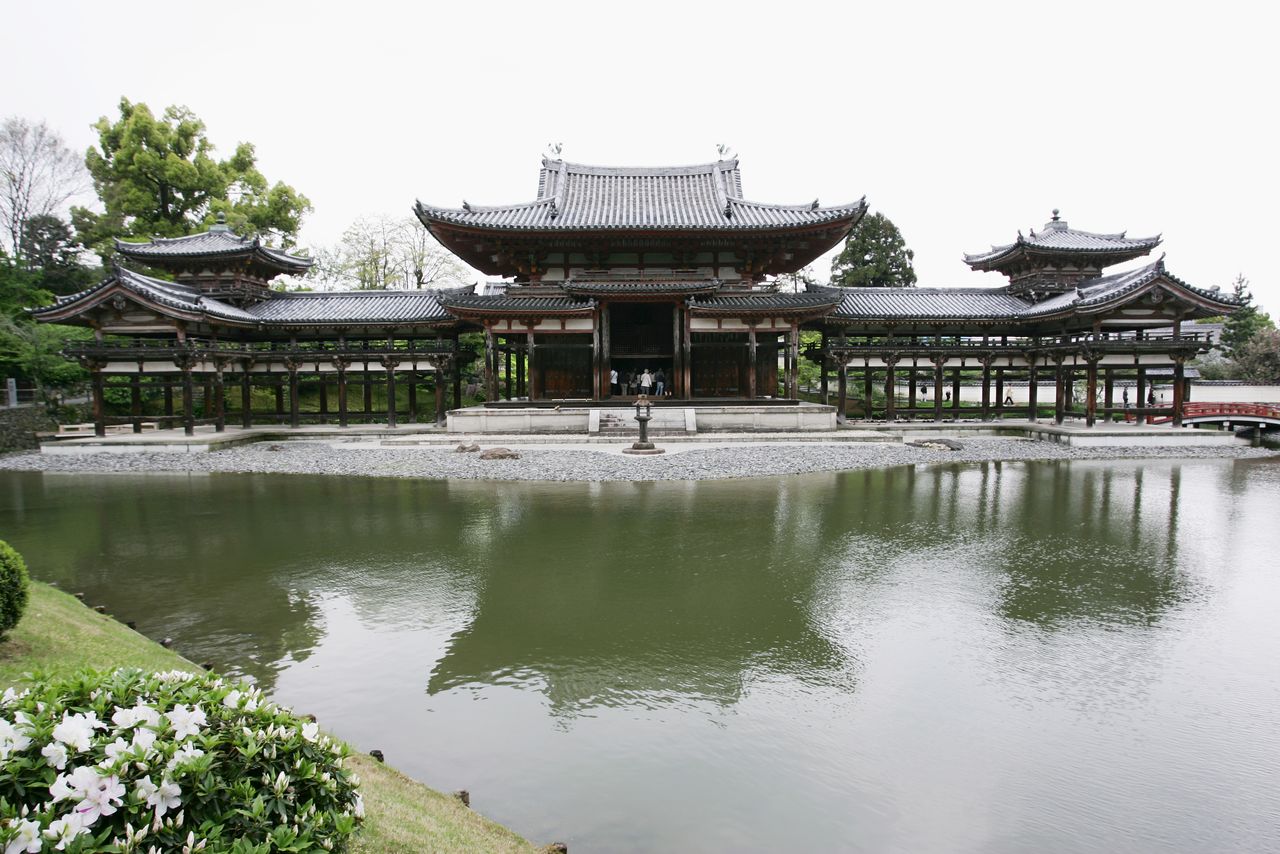 El pabellón Hō’ōdō del templo Byōdōin, construcción representativa de lo que fuera el pabellón de Amida, construido en el periodo Heian. (Ciudad de Uji, prefectura de Kioto. 2006, Jiji) 