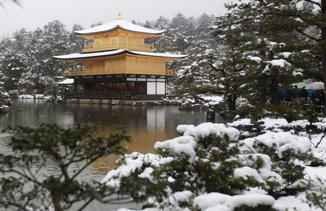 El Pabellón de Oro del templo Rokuonji. La villa que Ashikaga Yoshimitsu recibió de la familia Saionji se convirtió en un templo tras su muerte, tal como lo estipuló en su testamento. (Distrito de Kita, ciudad de Kioto. 2014, Jiji)