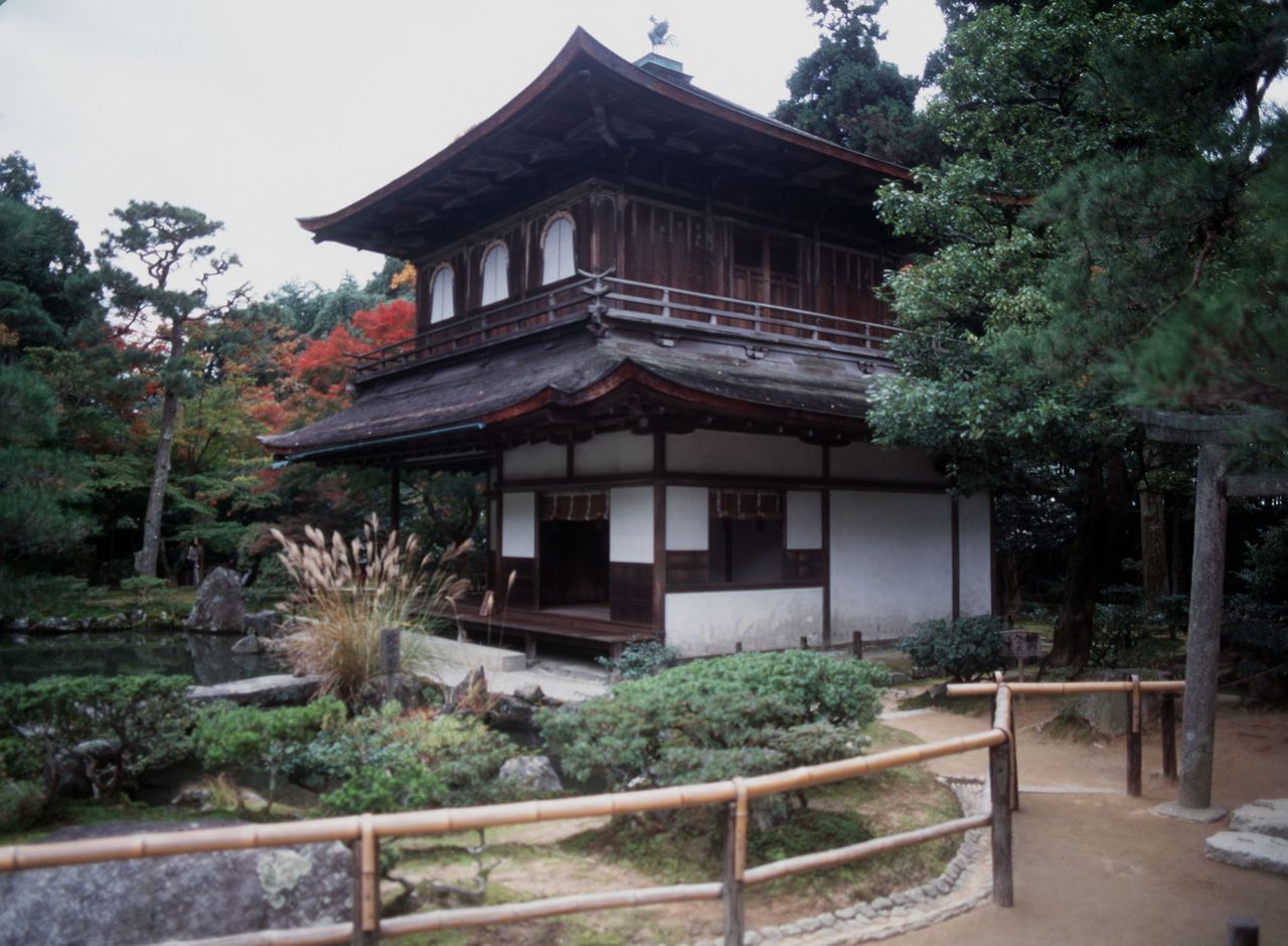 El Pabellón de Plata del templo Jishōji. Una villa de montaña que construyó Ashikaga Yoshimasa en la zona de Higashiyama y que se convirtió en un templo tras su muerte. (Distrito de Saikyō, ciudad de Kioto. 1998, Jiji)