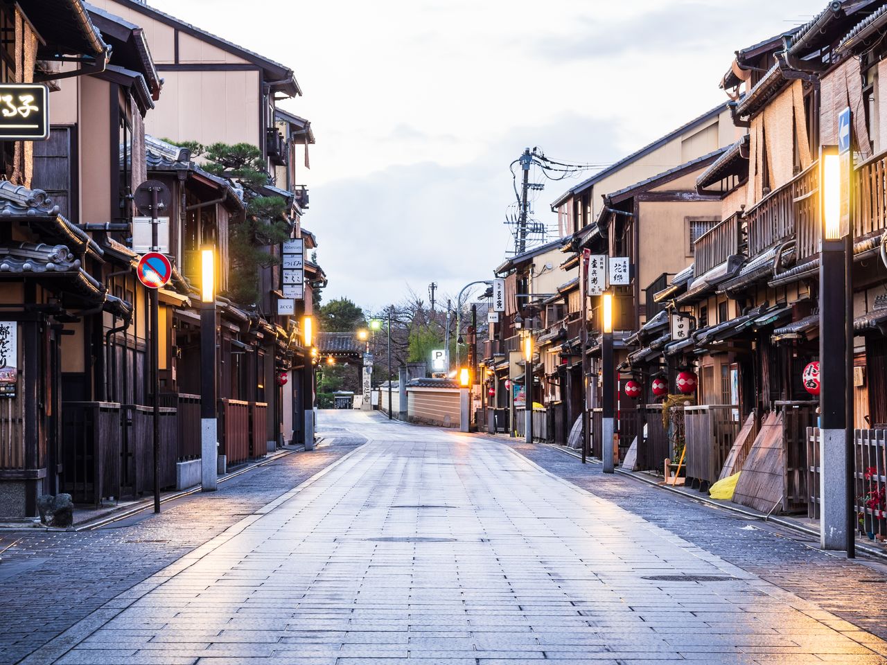 El callejón Hanami-kōji en la zona de Gion. (Distrito de Higashiyama, ciudad de Kioto. PIXTA)