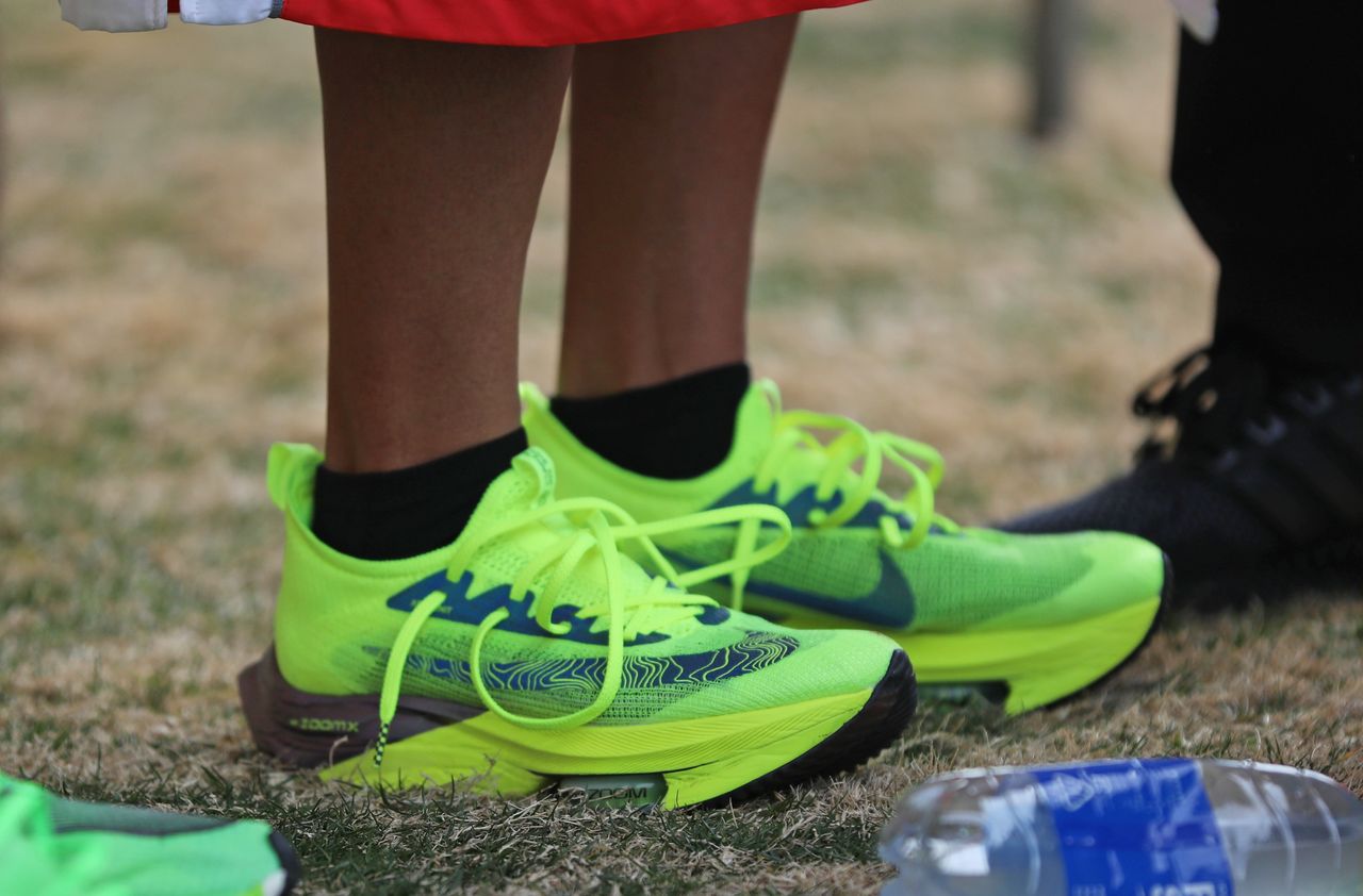Las zapatillas de correr de suela gruesa de la marca estadounidense Nike que calzaba Suzuki Kengo (Fujitsu) cuando ganó el maratón Mainichi del Lago Biwa (estadio de Ōjiyama, Shiga) el 28 de febrero de 2021. (Jiji Press)