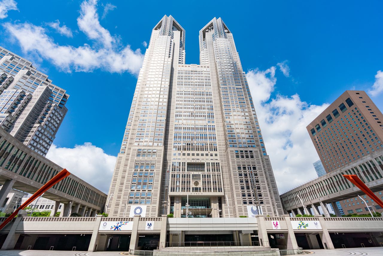 Edificio 1 (central) de la sede del Gobierno Metropolitano de Tokio, en el distrito de Shinjuku. Fue diseñado por Tange y promovido por Suzuki Shun'ichirō, gobernador de Tokio, que mantuvo una prolongada amistad con Tange. Adopta la forma de unas torres gemelas que pregonan la condición de gran urbe internacional de Tokio. Fue terminado en 1991. (PIXTA)