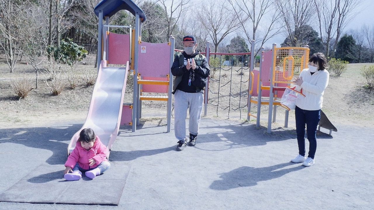 Durante su recuperación Kasai podía jugar con su hija en el parque. ©2021 Jun Kasai Movie Project.