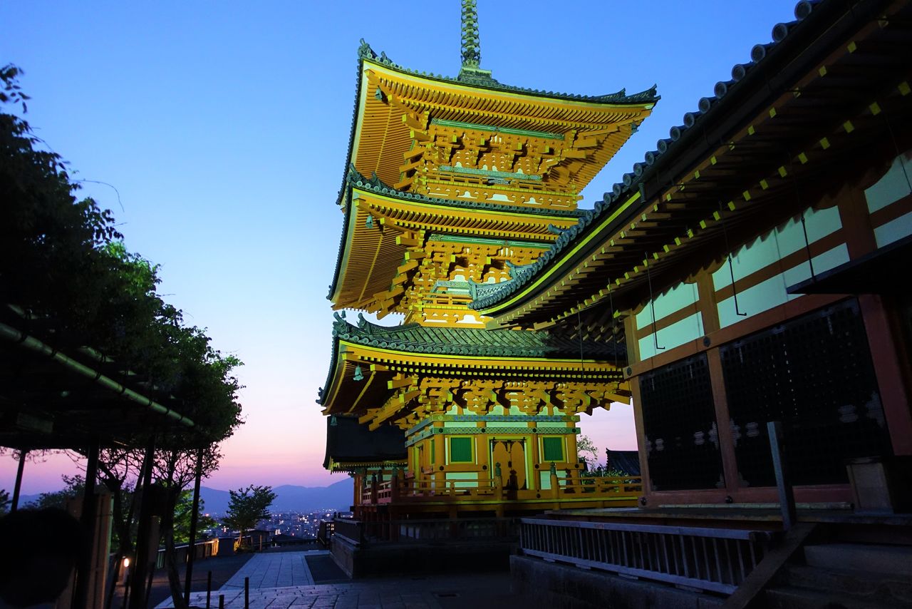 La pagoda de tres pisos, que puede verse desde el centro de Kioto, ha sido durante mucho tiempo un símbolo del Kiyomizudera. La pagoda se construyó en el año 847 y el edificio actual se reconstruyó en 1632. Hay una estatua de Dainichi Nyorai (el aspecto universal del Buda Gautama, el buda histórico), y las paredes de los cuatro lados están decoradas con imágenes de los ocho antepasados de la secta Shingon. El techo y los pilares están decorados con pinturas budistas esotéricas y dragones voladores de ricos colores. Es un importante bien cultural de Japón. (Fotografía de Amano Hisaki)