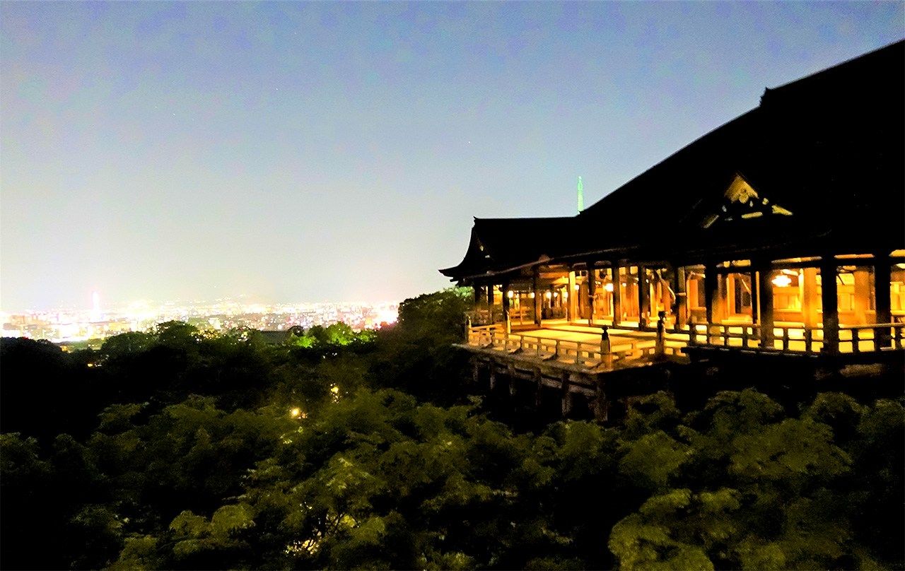 Vista nocturna desde la plataforma del salón del fondo (un importante bien cultural de Japón). Si escucha atentamente el silencio, podrá oír el agua corriente de las cataratas Otowa y el sonido de los insectos. (Fotografía de Amano Hisaki)