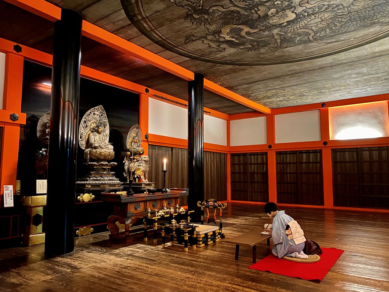 El salón de los sutras que se encuentra junto a la pagoda de tres pisos fue reconstruido en 1633. A mediados del periodo Heian (794-1185), albergaba todos los sutras budistas y prosperaba como sala de conferencias donde se reunían monjes eruditos de todo Japón. Es un importante bien cultural de Japón. (Fotografía de Funada Yukio)