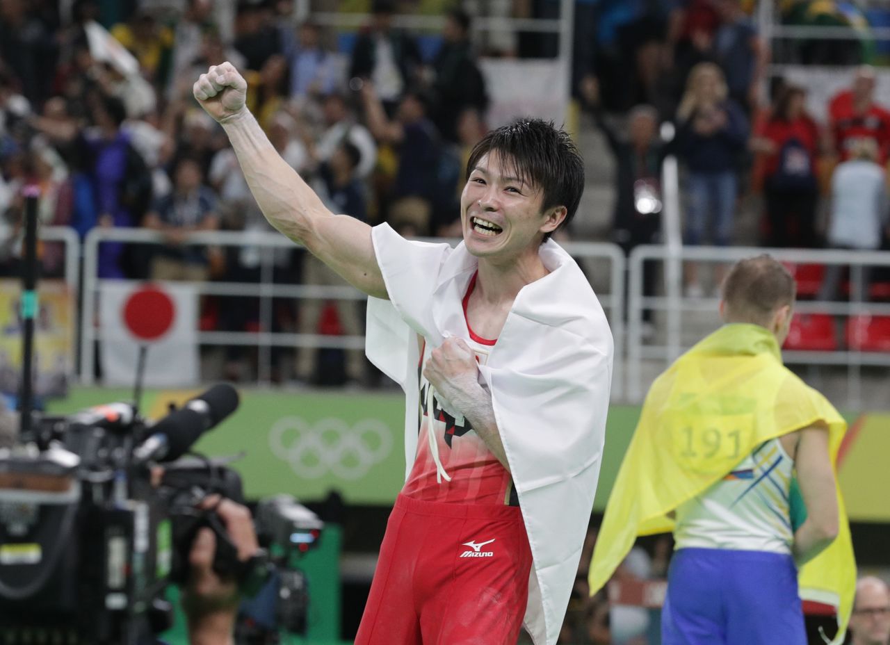Uchimura alza el puño, victorioso, después de su segunda victoria en concurso completo, en Río de Janeiro, el 10 de agosto de 2016. (Jiji Press)